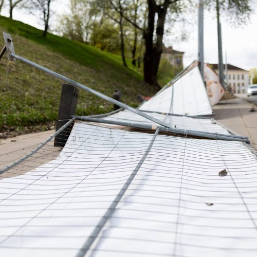 Vilniuje vėjo nuverstos tvoros  © L. Balandžio / BNS nuotr.