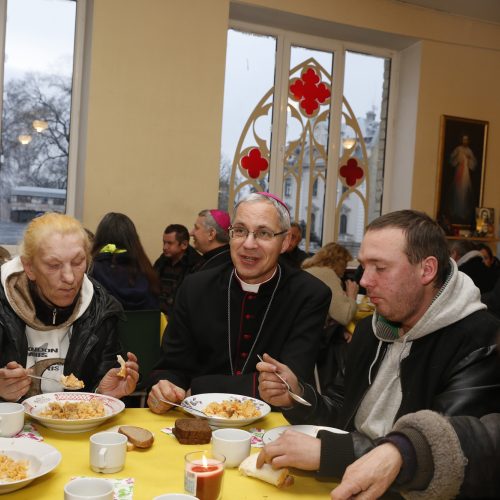 Vyskupai susitiko su vargstančiaisiais prie pietų stalo  © M. Morkevičiaus (ELTA) nuotr.