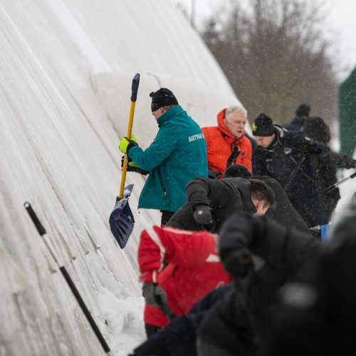 Sniego kasimo talka aplink Pilaitės maniežą  © Pauliaus Peleckio / BNS nuotr.