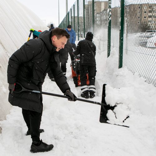 Sniego kasimo talka aplink Pilaitės maniežą  © Pauliaus Peleckio / BNS nuotr.