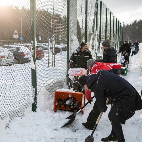 Sniego kasimo talka aplink Pilaitės maniežą  © Pauliaus Peleckio / BNS nuotr.