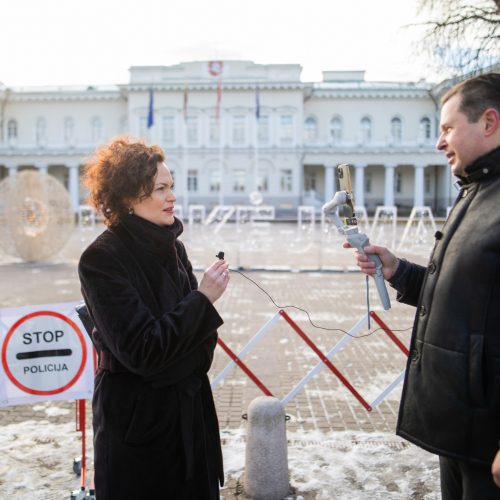 Prie Prezidentūros stovėjo „Basi tėčiai“  © I. Gelūno / „BNS Foto“ nuotr.