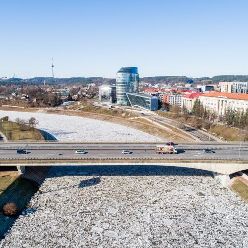 Neryje, ties Žvėrynu, susiformavo ledų sangrūdos  © I. Gelūno / Fotobanko nuotr.