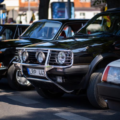 Senovinių automobilių paroda Atgimimo aikštėje  © Justino Steponėno nuotr.