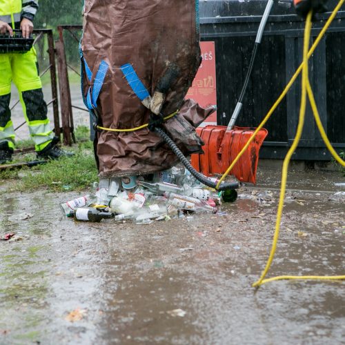 Bevaisė į konteinerį išmesto šunelio gelbėjimo operacija  © Vilmanto Raupelio nuotr.