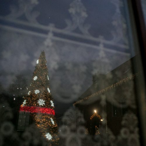 Raudondvaryje įžiebta kalėdinė eglutė  © Vilmanto Raupelio nuotr.