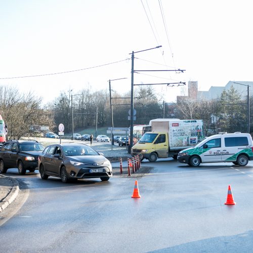 Tunelio gatvėje „Mercedes-Benz“ rėžėsi į stulpą  © Vilmanto Raupelio nuotr.