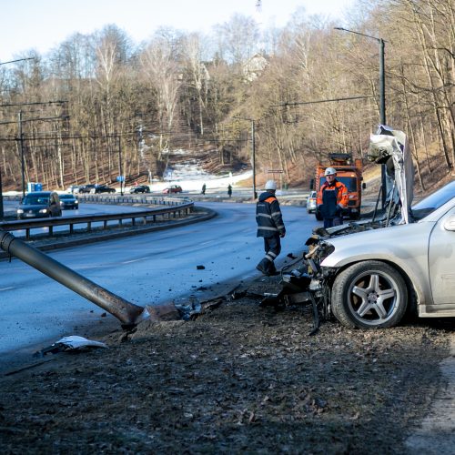 Tunelio gatvėje „Mercedes-Benz“ rėžėsi į stulpą  © Vilmanto Raupelio nuotr.