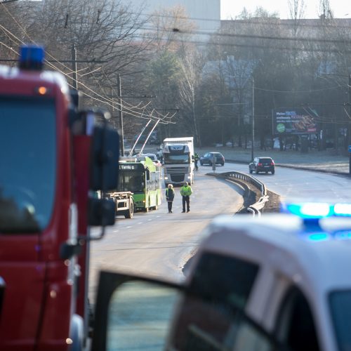 Tunelio gatvėje „Mercedes-Benz“ rėžėsi į stulpą  © Vilmanto Raupelio nuotr.