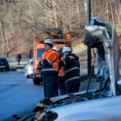 Tunelio gatvėje „Mercedes-Benz“ rėžėsi į stulpą  © Vilmanto Raupelio nuotr.