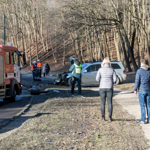 Tunelio gatvėje „Mercedes-Benz“ rėžėsi į stulpą  © Vilmanto Raupelio nuotr.