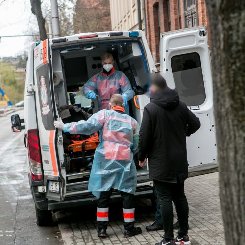 Kauno centre partrenkta neleistinoje vietoje gatvę kirtusi senolė  © Vilmanto Raupelio nuotr.