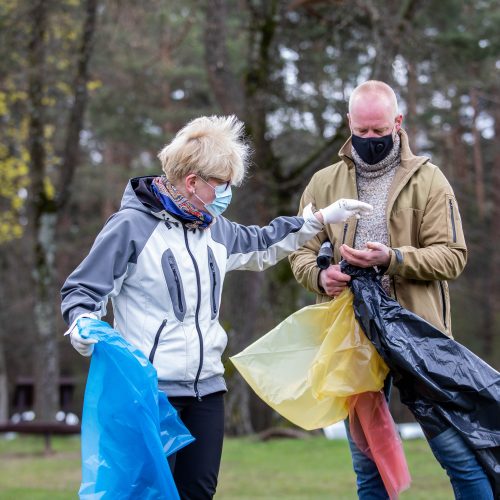 Premjerė dalyvavo aplinkos tvarkymo akcijoje „Darom 2021“  © I. Gelūno / Fotobanko nuotr.