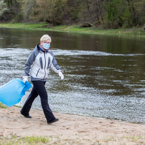 Premjerė dalyvavo aplinkos tvarkymo akcijoje „Darom 2021“  © I. Gelūno / Fotobanko nuotr.