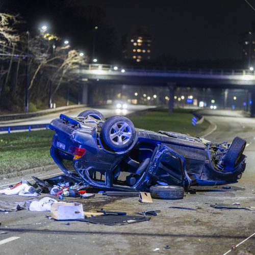 Vilniuje apsivertė girto vairuotojo „BMW X5“  © I. Gelūno/BNS nuotr.