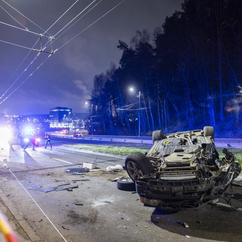 Vilniuje apsivertė girto vairuotojo „BMW X5“  © I. Gelūno/BNS nuotr.
