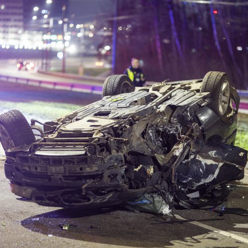 Vilniuje apsivertė girto vairuotojo „BMW X5“  © I. Gelūno/BNS nuotr.