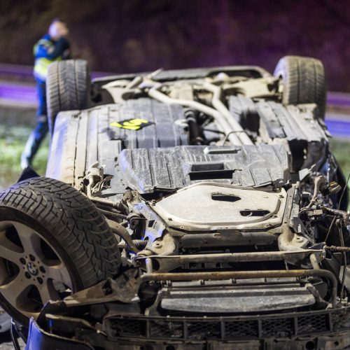 Vilniuje apsivertė girto vairuotojo „BMW X5“  © I. Gelūno/BNS nuotr.