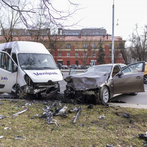 BMW ir „Venipak“ mikroautobuso avarija Vilniuje