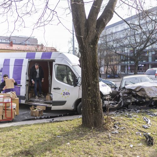 BMW ir „Venipak“ mikroautobuso avarija Vilniuje  © I. Gelūno/BNS nuotr.