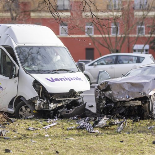 BMW ir „Venipak“ mikroautobuso avarija Vilniuje  © I. Gelūno/BNS nuotr.