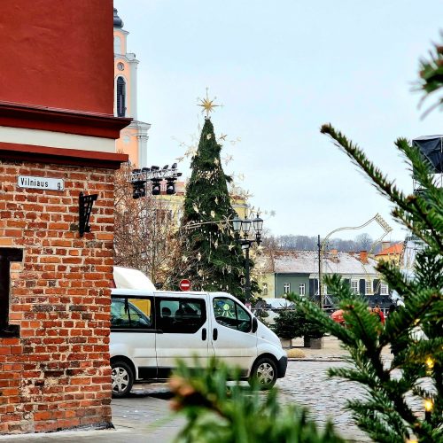 Rotušės aikštėje – paskutiniai darbai prieš Kalėdų eglės įžiebimą  © Regimanto Zakšensko nuotr.