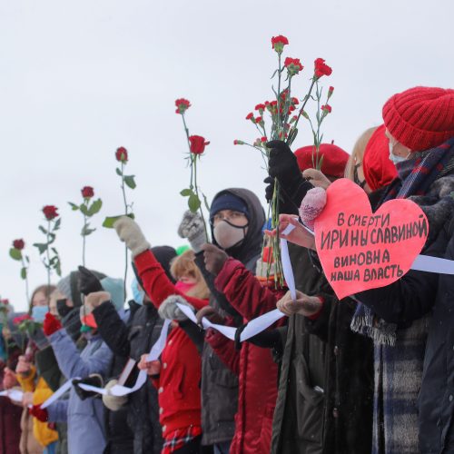 Rusijoje protestuodamos moterys Valentino dienos proga formavo žmonių grandines  © Scanpix nuotr.