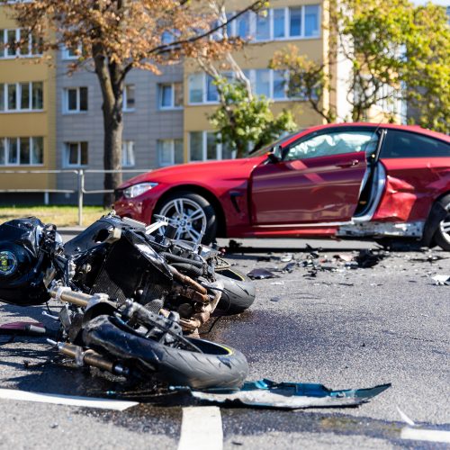 Vilniuje – motociklo ir BMW avarija    © L. Balandžio/BNS nuotr.
