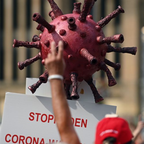 Koronaviruso skeptikų demonstracija Vokietijoje  © Scanpix nuotr.