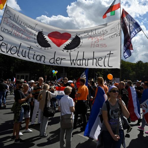 Koronaviruso skeptikų demonstracija Vokietijoje  © Scanpix nuotr.