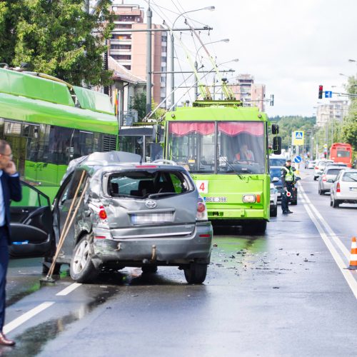 Masinė automobilių ir troleibuso avarija Kaune  © Laimio Steponavičiaus nuotr.