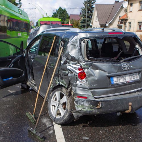 Masinė automobilių ir troleibuso avarija Kaune  © Laimio Steponavičiaus nuotr.