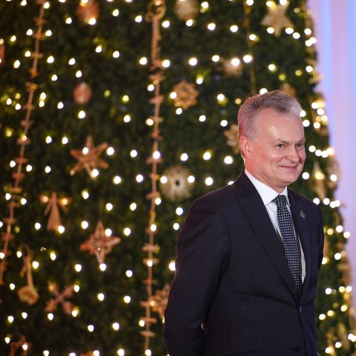 G. Nausėda ir pirmoji ponia Prezidentūroje įžiebė Kalėdų eglę  © LR Prezidentūros/R. Dačkaus, M.Morkevičiaus/ELTOS nuotr.