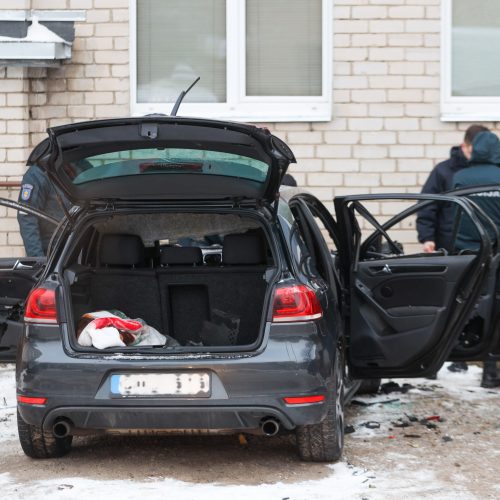 Kaune, daugiabučio kieme, sprogo „VW Golf“  © E. Ovčarenko/BNS, Justinos Lasauskaitės nuotr.