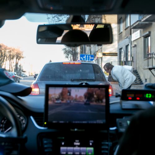 Reidas Kaune su nežymėtu policijos automobiliu  © Vilmanto Raupelio nuotr.