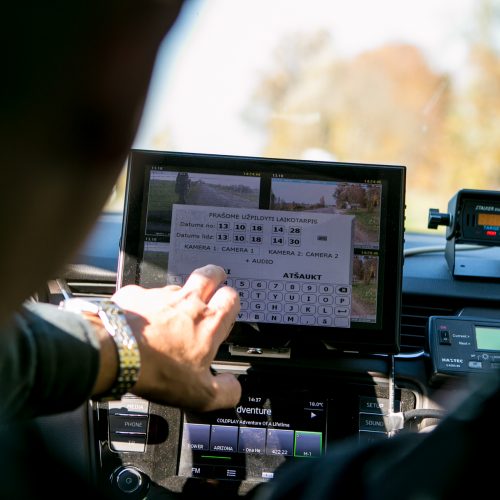 Reidas Kaune su nežymėtu policijos automobiliu  © Vilmanto Raupelio nuotr.