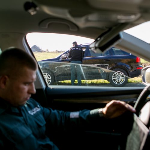 Reidas Kaune su nežymėtu policijos automobiliu  © Vilmanto Raupelio nuotr.