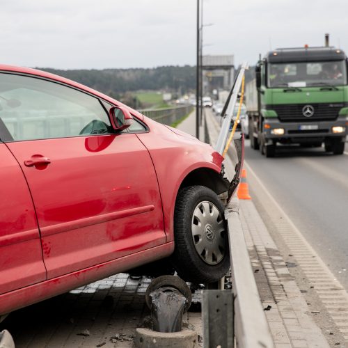 Kaune ant atitvaro pavojingai pakibo moters vairuojamas „Volkswagen“  © Justinos Lasauskaitės nuotr.