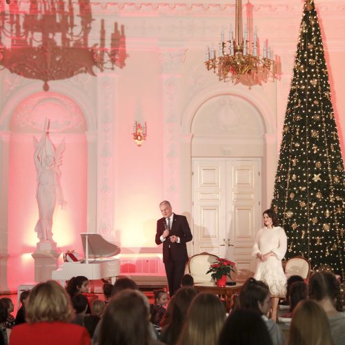 G. Nausėda ir pirmoji ponia Prezidentūroje įžiebė Kalėdų eglę  © LR Prezidentūros/R. Dačkaus, M.Morkevičiaus/ELTOS nuotr.