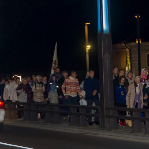 Į susitikimą su popiežiumi Kaune rinkosi maldininkai  © Laimio Steponavičiaus nuotr.