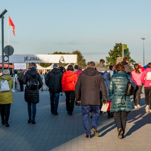 Žmonės rinkosi į šv. Mišias Santakoje  © Vilmanto Raupelio nuotr.