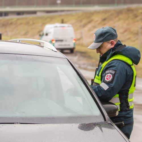 Policijos reidas Piliakalnio gatvėje  © Laimio Steponavičiaus nuotr.