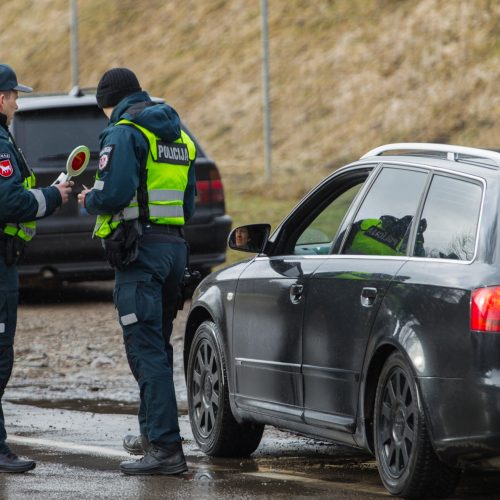 Policijos reidas Piliakalnio gatvėje  © Laimio Steponavičiaus nuotr.