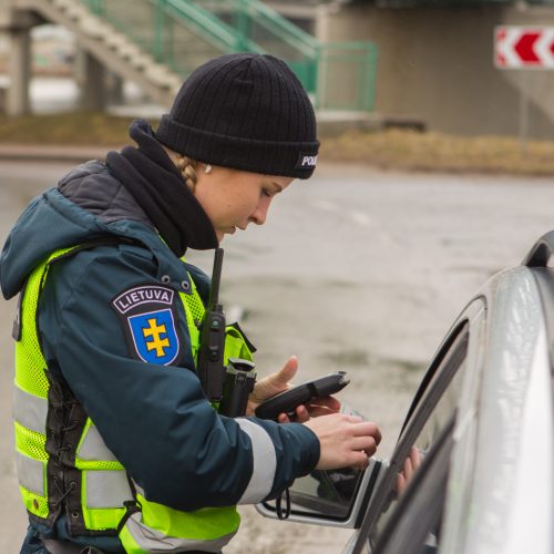 Policijos reidas Piliakalnio gatvėje  © Laimio Steponavičiaus nuotr.