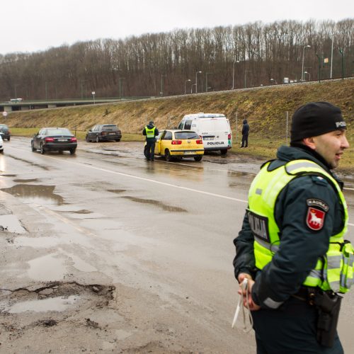 Policijos reidas Piliakalnio gatvėje  © Laimio Steponavičiaus nuotr.