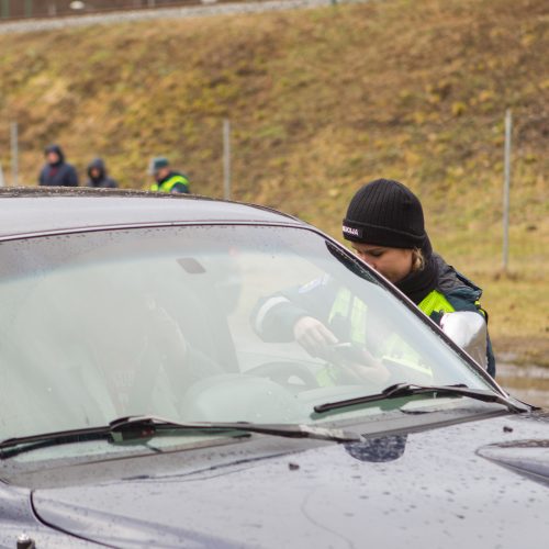 Policijos reidas Piliakalnio gatvėje  © Laimio Steponavičiaus nuotr.