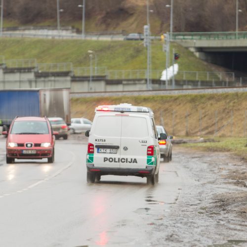 Policijos reidas Piliakalnio gatvėje  © Laimio Steponavičiaus nuotr.