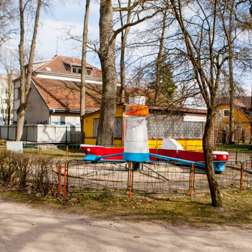 Vytauto parke išmontuojamos sūpynės  © Laimio Steponavičiaus nuotr.