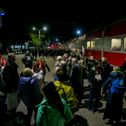 Žmonės rinkosi į šv. Mišias Santakoje  © Vilmanto Raupelio nuotr.