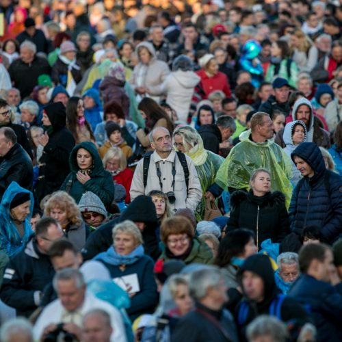 Žmonės rinkosi į šv. Mišias Santakoje  © Vilmanto Raupelio nuotr.